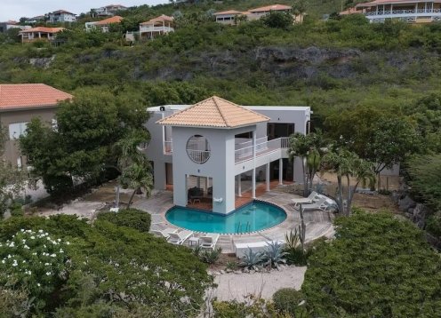 Coral Estate eye-catcher with private pool.